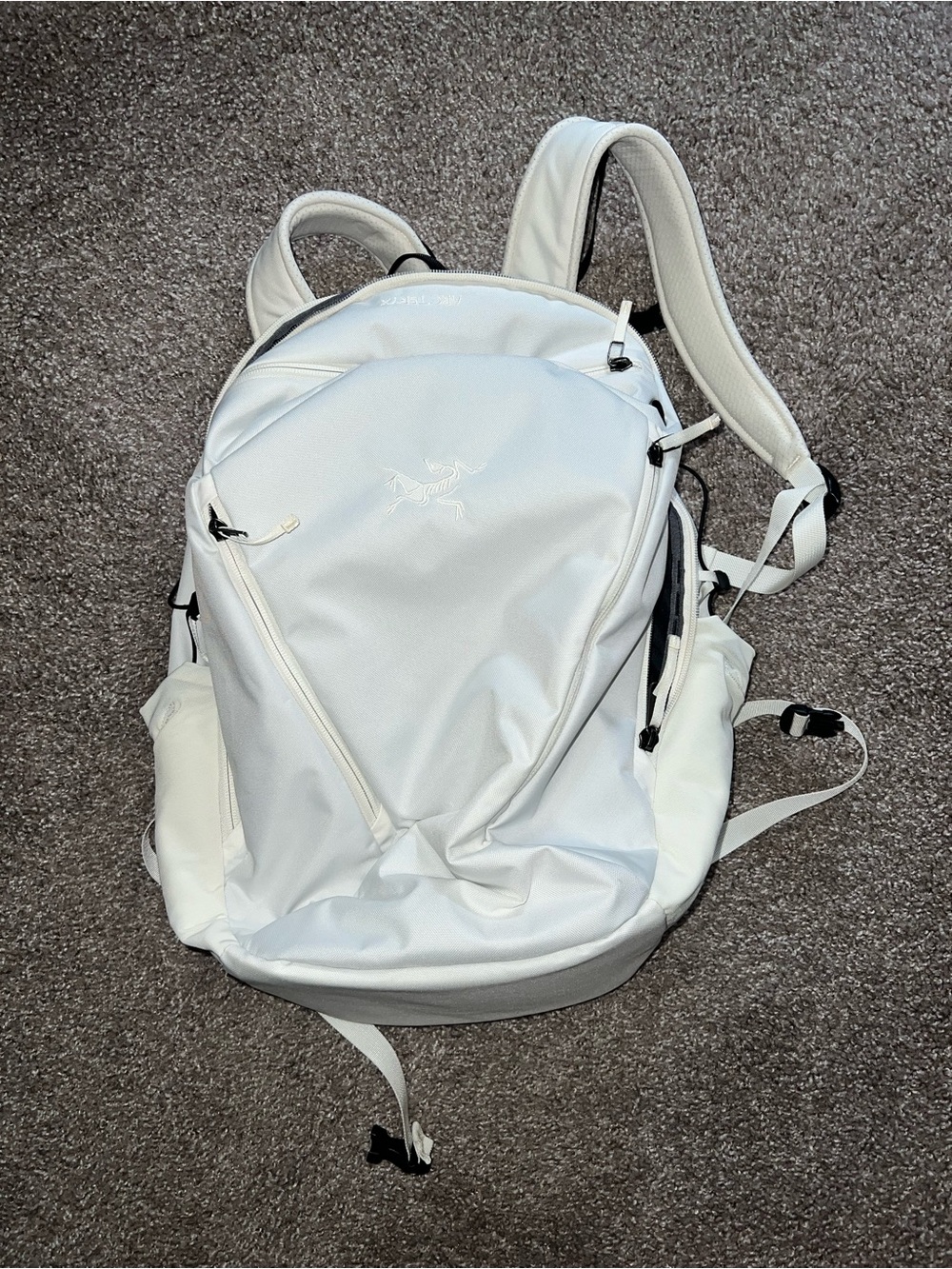 Triple White Arc’teryx Mantis 26L